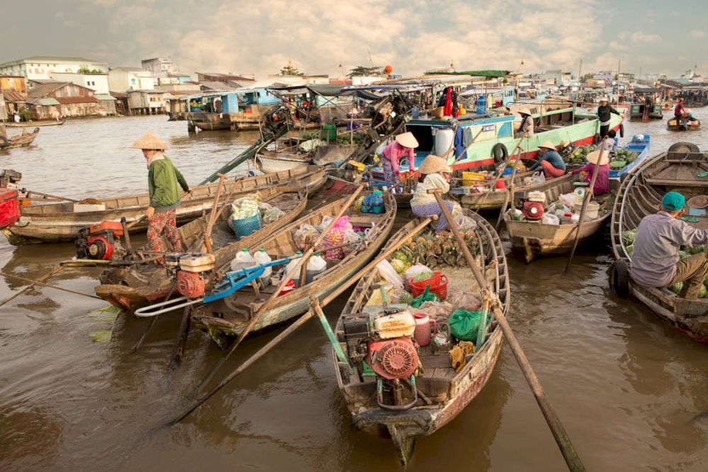 Cai Rang Floating Market bursts to life at dawn, with boats piled high with fruits, local treats, and the vibrant rhythm of river trade in the Mekong Delta (Source: Pexels)